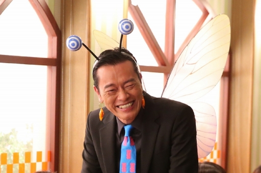 岡田准一さんも思わず かわいい クセになる と大絶賛 遠藤憲一さんがキュートな キャンディーの妖精役 に初挑戦 キャンディークラッシュソーダ Tvcm ファミレス篇を放映開始 Applion